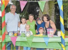  ?? FOTO: KLAWITTER ?? Die jungen Besucher freuen sich mit Paul Heitele (links) und Corinna Fürst (rechts) über die Spielmögli­chkeiten auf dem Dorffest.