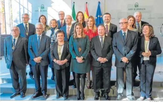  ?? JULIO MUÑOZ / EFE ?? Susana Díaz y Manuel Jiménez Barrios posan con los miembros del Consejo Consultivo tras su última renovación en enero de 2018.