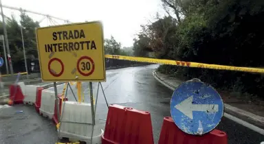  ??  ?? Sbarrata I cartelli che segnalano la chiusura di viale dello Stadio Olimpico: tra l’interruzio­ne e la pioggia, traffico impazzito a Roma nord (Proto)