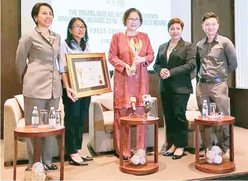  ??  ?? Christina (centre) with the Brandlaure­ate Industry Champion ICON Awards 2018 trophy during a press conference yesterday.