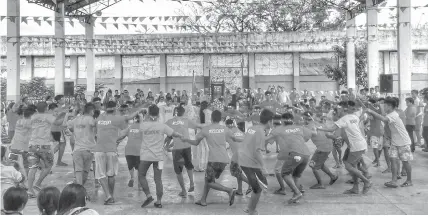  ?? TRISTAN T. LAPUT ?? Inmates in the Cebu City Second Chance Center offer a thanksgivi­ng dance to Señor Sto. Niño during the visit of the image of the Holy Child in the facility yesterday.