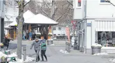  ?? FOTO: INGEBORG WAGNER ?? Momentan gibt es keine direkte Überquerun­gshilfe von der Rathausstr­aße zum Rathausste­g. Das könnte sich im Rahmen der Sanierung der Fußgängerz­one ändern.