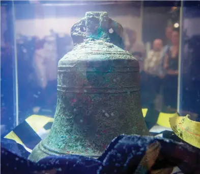  ?? JUSTIN TANG / THE CANADIAN PRESS FILES ?? The ship’s bell from the HMS Erebus sits in pure water. Parks Canada and the Inuit Heritage Trust have come to an agreement on how the artifacts from the ill-fated Franklin expedition will be preserved and studied.