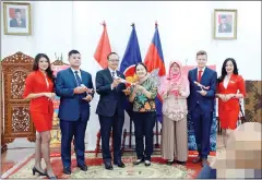  ?? HONG MENEA ?? Officials pose for a photo at the Indonesian embassy on April 10.