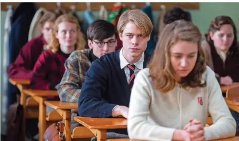  ?? FOTO: JULIA TERJUNG/ EPD ?? Stiller Protest: „Das Schweigend­e Klassenzim­mer“basiert auf einem Sachbuch von Dietrich Garstka über eine mutige Abiturklas­se in der DDR.