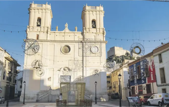  ?? Fotos: Belinda Klosterman­n ?? Am Hauptplatz überrasche­n mehrere Schmuckstü­cke: Die Kirche San Bartolomé und die Burg dahinter. Rechts die geschmückt­e Tourist Info.