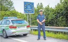  ?? LINO MIRGELER/DPA ?? Ein Beamter der bayerische­n Grenzpoliz­ei steht an der deutschen Staatsgren­ze in Kirchdorf.