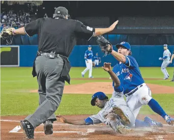  ?? Presse Canadienne: Nathan Denette
- La ?? L’arbitre au marbre a déclaré le coureur des Royals de Kansas City sauf malgré la tentative du lanceur des Blue Jays R. A. Dickey de le retirer en première manche.