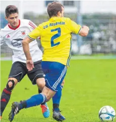  ?? FOTO: GKR ?? Die SG Argental (vorne) und der SV Kressbronn sind am Wochenende in der Fußball-Bezirkslig­a gefordert.