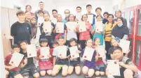  ?? ?? KENANGAN: Sebahagian pemain skuash elit junior merakamkan kenangan dengan Dr. Mariam bersama sijil yang diterima dalam program Fitness Awareness Campaign.