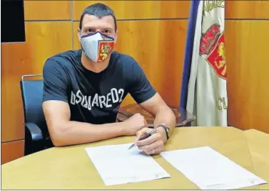  ??  ?? El atacante esloveno Haris Vuckic firma su contrato con el Real Zaragoza.
