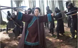  ?? | NETFLIX ?? In Peking, philosophe­r-warrior Yu Shu-Lien (Michelle Yeoh) faces fresh battles as she trains a young fighter.