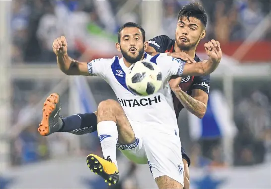  ?? Télam ?? Vargas domina la pelota ante la marca de paulo Díaz; con doce puntos en juego, san lorenzo quedó a siete del líder Boca