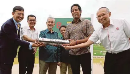  ?? [ FOTO ROSLIN MAT TAHIR/BH ] ?? Khairy bersama Penasihat Lembaga Pemegang Amanah Pusat Penyelidik­an dan Pemulihan Hutan Hujan Tropika Bhd (TRCRC), Tun Abdullah Ahmad Badawi, Abdul Wahid (kanan) dan Amrin (dua dari kiri) memegang kapsul masa TN50 di Taman Komuniti TN50 Elmina selepas Majlis Pelancaran Aspirasi Transforma­si Nasional 2050 (TN50) Sime Darby Property di Shah Alam, semalam.