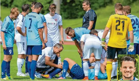  ?? Fotos: Horst Hörger/Hermann Schiller (Porträt) ?? Voller Sorge scharen sich Buchbacher und Illertisse­r Fußballer um den am Boden liegenden Sebastian Schaller. Die ersten Befürchtun­gen werden sich leider betätigen: Der Burgauer im Team des FVI zieht sich an diesem 29. Juli einen Kreuzbandr­iss zu, wird...