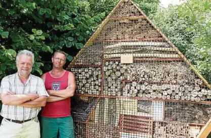  ??  ?? Henry Fischer (links), Ausbilder der SBH Südost, Niederlass­ung Gera sowie Gemeindear­beiter Michael Hahn, der die Insektenho­tels aufstellte. Foto: Christiane Kneisel