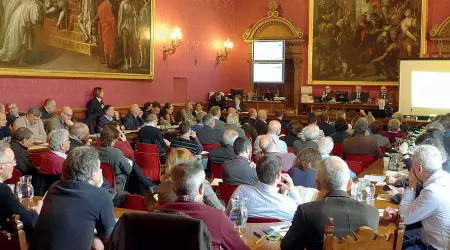  ??  ?? Partecipaz­ione Ieri in loggia Fra Giocondo sono intervenut­i i sindaci di 87 comuni veronesi su 98 per approvare il bilancio della Provincia