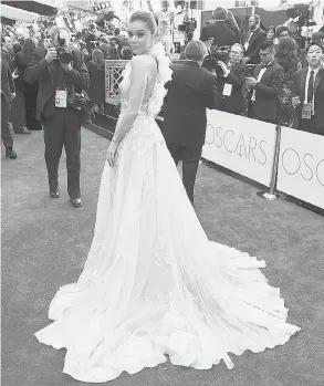  ?? MATT SAYLES / INVISION / AP ?? Hailee Steinfeld arrives at the Oscars on Sunday at the Dolby Theatre in Los Angeles.