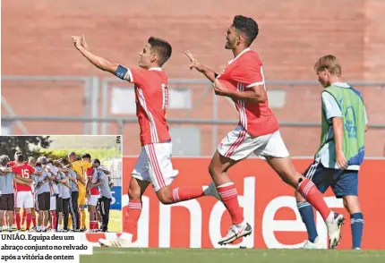  ??  ?? UNIÃO. Equipa deu um abraço conjunto no relvado após a vitória de ontem