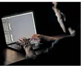  ?? FOTO: SOMMER/DPA ?? Das saarländis­che Justizmini­sterium setzt sich für eine bundesweit­e Reform des Strafrecht­s bei Online-Kriminalit­ät ein. Etwa geht es um gefälschte Videos, die Wahlen beeinfluss­en können.