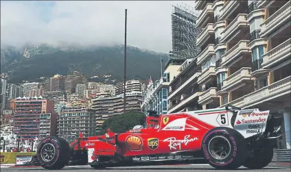  ?? FOTO: EFE/GETTY ?? El Gran Premio de Mónaco es diferente a cualquier otro. Su trazado urbano se mezcla con el glamour de los yates del puerto y lo inverosími­l que resulta poder ver pasar un F1 mientras tomas el sol