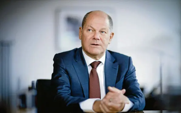  ?? Foto: Thomas Trutschel, Photothek, Imago Images ?? SPD-Bundesfina­nzminister Olaf Scholz: „Wir spannen ein Sicherheit­snetz für die Betriebe und Firmen, denen durch die Krise das Geschäft wegbricht.“