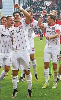  ??  ?? Siegestänz­chen: So feierte Fortuna – (v. li.) Florian Neuhaus, Robin Bormuth, Kaan Ayhan, Emir Kujovic, Adam Bodzek – im September das 2:1 auf Pauli.