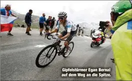  ??  ?? Gipfelstür­mer Egan Bernal auf dem Weg an die Spitze.