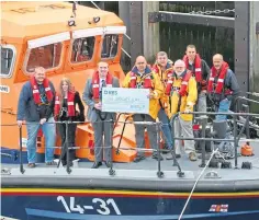  ?? ?? Murray and fundraiser­s on board “Elizabeth of Glamis”.