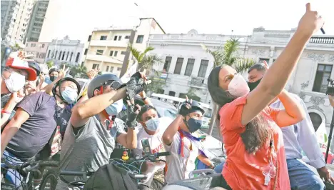  ??  ?? Verónika Mendoza, candidata a la presidenci­a peruana, con seguidores en Lima el pasado 6 de abril. En una jornada sin favoritos y con 18 aspirantes, ella escaló en los sondeos de intención de voto como la abanderada del Partido Juntos por el Perú.