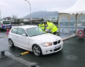  ?? AP ?? La Policía francesa efectúa un control en la frontera de Hendaya