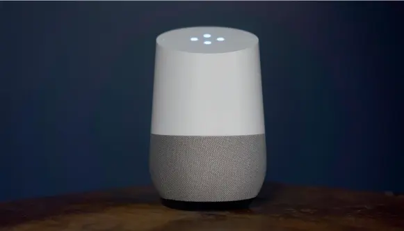  ??  ?? Googlen työntekijä­t ovat kuulolla, kun annat komentoja Google Assistanti­lle – myös kun herätät virtuaalia­vustajan vahingossa.