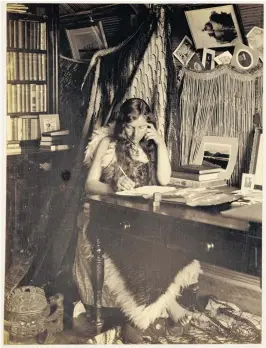  ?? Photo / New Zealand News Limited / Alexander Turnbull Library ?? Makereti Papakura “Guide Maggie” in 1910 in her whare at Whakarewar­ewa.