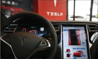  ?? SPENCER PLATT, GETTY IMAGES ?? Tesla’s Autopilot can steer itself within a lane and speed up or slow down based on surroundin­g traffic.