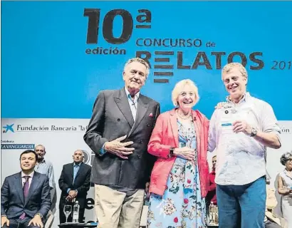  ?? MAXIMO GARCIA DE LA PAZ ?? Los escritores Fernando Schwartz y Soledad Puértolas con el ganador del premio, Hernán Morgenster­n