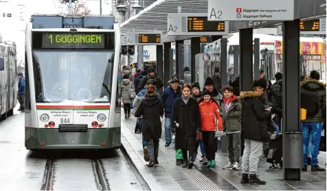  ?? Foto: Silvio Wyszengrad ?? Wer mit der Tram oder dem Bus fährt, löst vorher ein Ticket. Das ist in Augsburg, wo unser Bild entstanden ist, nicht anders als in Berlin oder München. Ein Vorstoß der Bun desregieru­ng könnte das nun allerdings ändern.