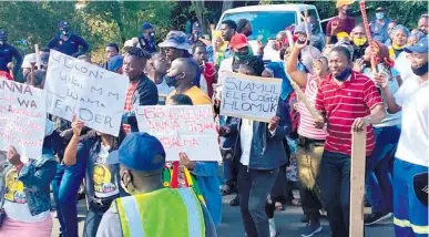 ??  ?? Melmoth IFP supporters marching to Mthonjanen­i local municipali­ty offices