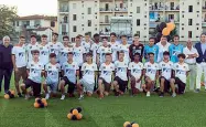  ??  ?? In alto l’allenatore Juniores Gelli, il ds Manganello, il presidente Claudio Terrazzi, l’allenatore della prima squadra Claudio Targetti e l’assessore Vanucci. Sotto la squadra Juniores e a lato la prima squadra