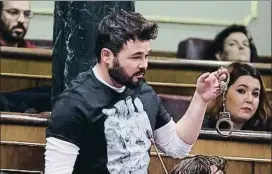  ?? DANI DUCH ?? Gabriel Rufián muestra unas esposas al ministro Zoido