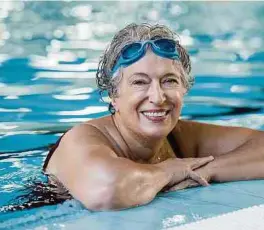  ??  ?? Schwimmen eignet sich besonders gut für ältere Personen, da im Wasser weniger Gewicht auf den Gelenken lastet.