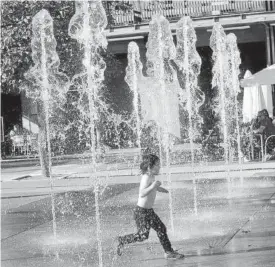  ?? Foto: Iban Aguinaga ?? Un niño juega con el agua para hacer frente al calor.