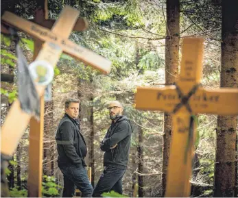  ?? FOTO: HANS SCHERHAUFE­R ?? Michael Kobr (Jahrgang 73, links) und Volker Klüpfel (Jahrgang 71) kennen sich seit ihrer gemeinsame­n Schulzeit in Kempten. Ihr Erstling „Milchgeld“erschien 2003 in einer Erstauflag­e von 300 Exemplaren, inzwischen haben ihre neun Krimis über den...