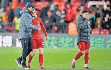  ??  ?? Jürgen Klopp abraza a Robertson tras la derrota del Liverpool ante el Watford.