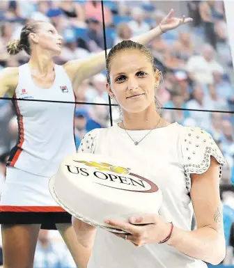  ?? Karolína Plíšková dostala za úspěšné US Open od svého klubu Sparty dort. FOTO ČTK ?? Sladká odměna.