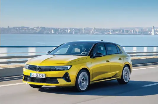  ?? ?? Il nuovo stile Opel è contempora­neo ed espressivo, allo stesso tempo includendo piacevoli citazioni della tradizione nel disegno del frontale