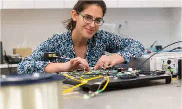  ?? (Yoram Reshef) ?? TEL AVIV UNIVERSITY researcher Lihi Shiloh is working on using AI methods to advance optical fiber sensors.