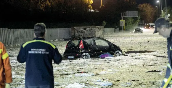  ?? (foto LaPresse/ Lannutti) ?? Prenestino­Sì era ridotta così domenica sera via Prenestina all’altezza con viale Palmiro Togliatti