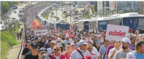  ??  ?? FOTO: AFP „Adalet“(„Gerechtigk­eit“) steht auf den weißen T-Shirts und Schildern der Demonstran­ten beim Protestmar­sch der türkischen Opposition­spartei CHP. Opposition­schef Kemal Kilicdarog­lu und seine Unterstütz­er marschiert­en über 400 Kilometer von der...