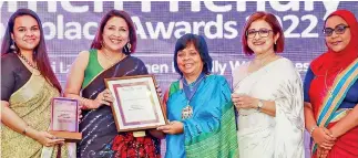  ?? ?? Representa­tives of DIMO accepting the award for one of Sri Lanka’s Most Outstandin­g Women Friendly Workplaces