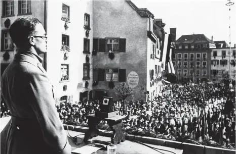  ?? FOTO: LAUTERWASS­ER, ÜBERLINGEN ?? Die historisch­e Aufnahme zeigt, wie Kreisleite­r Alfons Hafen zum ersten Mal in Überlingen spricht.